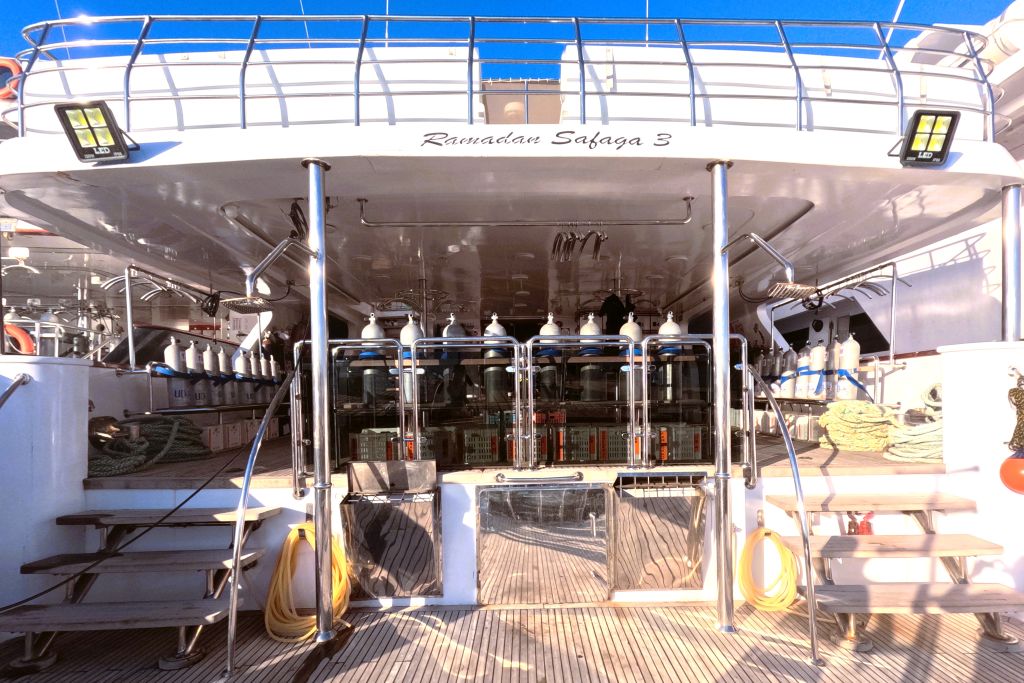 divedeck back